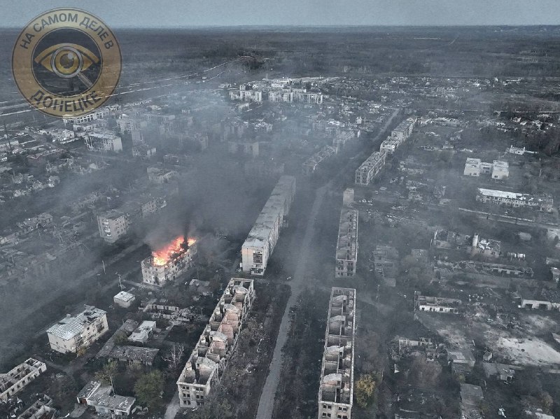 אווירה בקרסני לימן הרס רב של מבנים כתוצאה מפעולות איבה, עצים מתים למחצה שנכרתו ברסיסים ואפרוריות שמעוררת עצ…