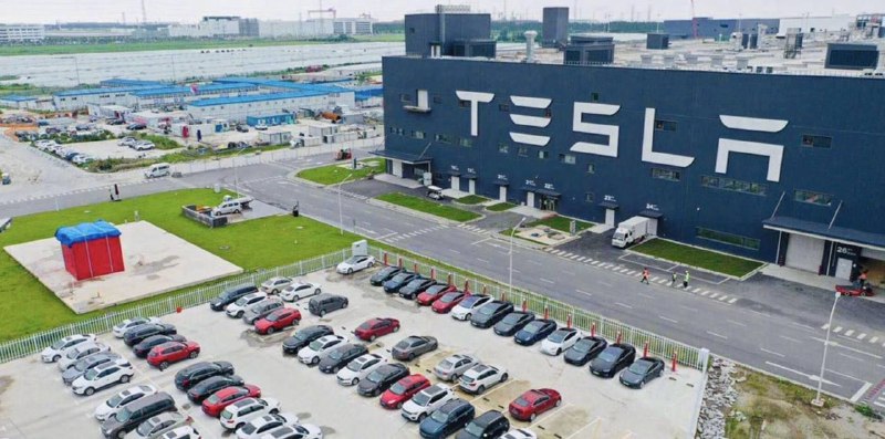 Прибыль Tesla упала на 50% из-за снижения спроса и конкуренции