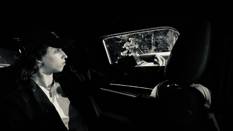 Не спеша возвращаюсь к себе, как фотограф. Для тех, кто не знал, до волос я плотно занималась фотографией — целых 8 лет.  Найдя свой стиль и внутреннее вдохновение, примерно в тот же момент я решила оставить фотографию в прошлом и полностью посвятить себя стрижкам и уходу за волосами.  После перерыва в 10 лет я решила вспомнить свой стиль и продолжить заниматься фотографией. В поисках новых открытий в себе и чтобы не утратить этот талант навсегда.  А вы когда-нибудь задумывались, что именно вы хотели бы вернуть — мечты и увлечения?Не спеша возвращаюсь к себе, как фотограф. Для тех, кто не знал, до волос я плотно занималась фотографией — целых 8 лет.  Найдя свой стиль и внутреннее вдохновение, примерно в тот же момент я решила оставить фотографию в прошлом и полностью посвятить себя стрижкам и уходу за волосами.  После перерыва в 10 лет я решила вспомнить свой стиль и продолжить заниматься фотографией. В поисках новых открытий в себе и чтобы не утратить этот талант навсегда.  А вы когда-нибудь задумывались, что именно вы хотели бы вернуть — мечты и увлечения?