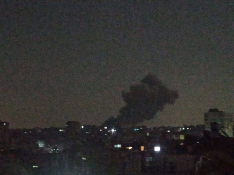 תמרות עשן עולות; כתוצאה מהפצצת חיל האוויר של הכיבוש, אותר בית במחנה הפליטים בורייג' שבמרכז רצועת עזה.