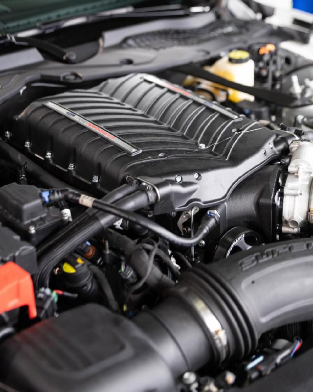 Разработанные в сотрудничестве с командой Whipple Superchargers, комплекты наддува от Ford Racing бы 5