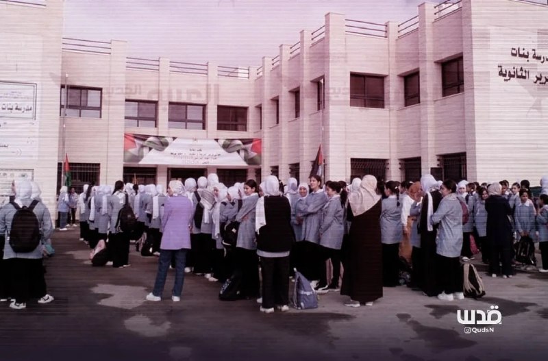 السلطة تنقل معلمين تعسفياً بسبب احتجاجاتهم