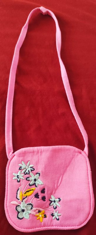 Отдам мягкую тканевую детскую сумочку,ширина-12см,высота-11см,длинна ручки-30см — фото 1