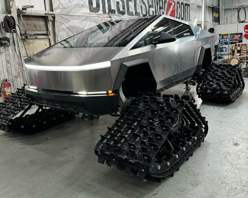 Пикап Tesla Cybertruck поставили на гусеницы 2