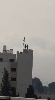 עקבו אחרי סאפא| כוחות ישראל ביצעו מסע מעצרים מאסיבי במהלך התקיפה על הכפר בורין שמדרום לשכם והפכו מבנה לצריף…