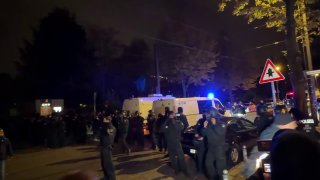 הפגנה של נציגי קבוצות שמאל בברלין הפכה להתפרעויות, עם פירוטכניקה ובקבוקים שנזרקו לעבר השוטרים.