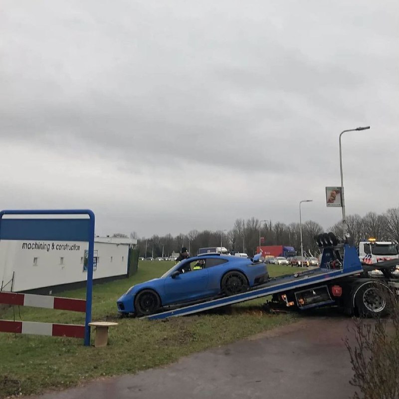 Porsche 911 Carrera 4 GTS с киевскими номерами затонул в озере в Нидерландах 3