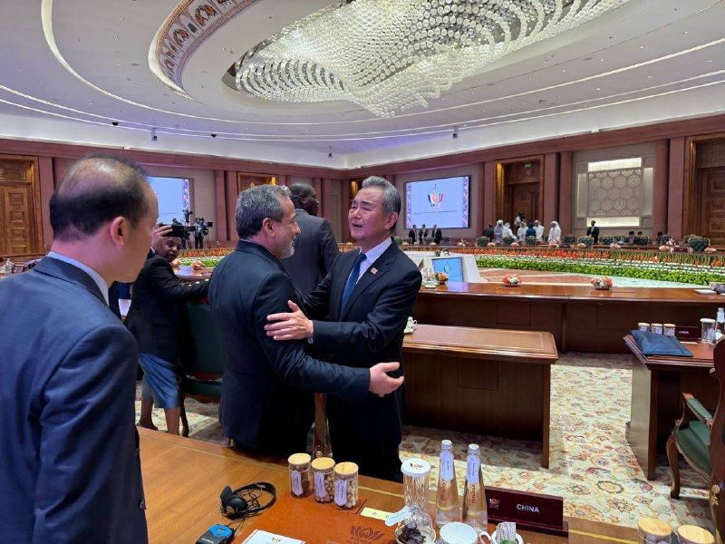 📸 סאידוגוי מעיראק עם עמיתו הסיני בשולי מפגש ה-BRICS בהודו