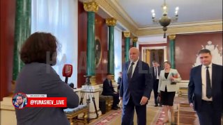 ⚡️ Министр энергетики Цивилев не стоял в очередях на АЗС, потому что ездит на дизеле, но все-таки признал перебои с бензиномВ неохотном блиц-комментарии журналисту кремлевского пула Александру Юнашеву министр энергетики Сергей Цивилев вынужден был прокомме