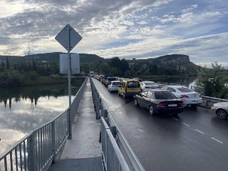 В аннексированном Крыму приостановили продажу талонов на бензин на фоне его дефицитаДве крупнейшие сети автозаправочных станций аннексированного полуострова — АТАН и ТЭС — «временно приостановили» продажу талонов на топливо, обратила внимание Astra.🔵 Что г