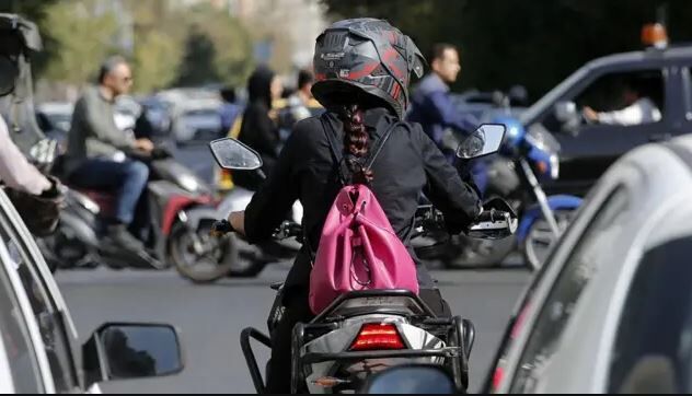 هم‌میهن: پشت چراغ قرمز فراجافاجعه انسانی در سایه نادیده گرفتن مصوبه گواهینامه زنان🔹تعلل فراجا در دادن گواهینامه موتورسواری به زنا
