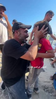 أب فلسطيني يلتقي أطفاله في غزة بعد فراق في الضفة الغربية
