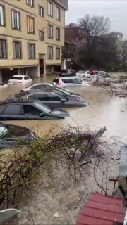 В Дагестане из-за сильных дождей фиксируются подтопления, массовые отключения электричества и воды, осложнена работа общественного транспорта, сообщил глава республики Меликов.«В первую очередь стихия испытывает столицу, — написал он. — Мы готовились к уху
