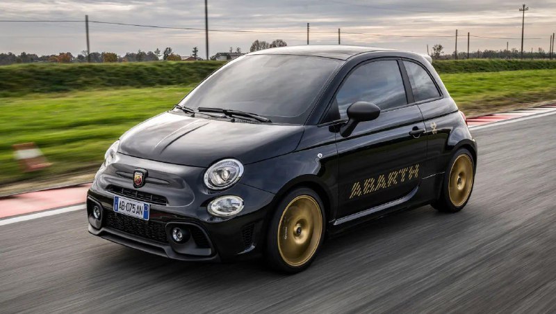 Компания Abarth выпустила юбилейную версию хэтчбека 695 3