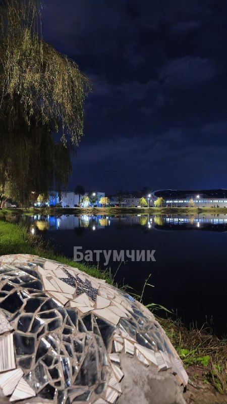 כאן ב Batumi אבן מגניבה חדשה שנוצרת על ידי מישהו. Red. Park 6 במאי) ובביליסי (Ed. Last photo)