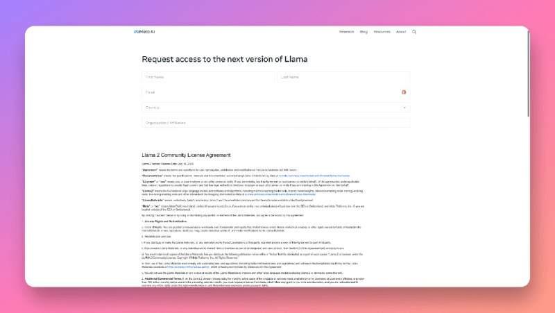 Llama2发布了，这版本可以商用了，国内的大模型有救了，我详细整理了一些信息：- Llama2 的性能和参数- 如何使用和限制条件- Llama2 的模型架构- Llama2 的训练方法论👇下面是详细的信息Llama2 的性能和参数- Llama2有三个大小的版本分别是7B 13B和70B- Llama 2 的训练数据比 Llama 1 多 40%，上下文长度是 Llama 1 的两倍