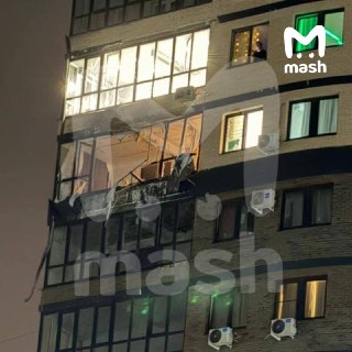 Всушный БПЛА повредил жилую многоэтажку в Прикубанском округе Краснодара. Край атакуют уже три часа, объявлена ракетная опасность.Беспилотник разнёс балкон квартиры на 12-м этаже. Обломками посекло семь машин.UPD. Пострадали три человека, среди них два реб
