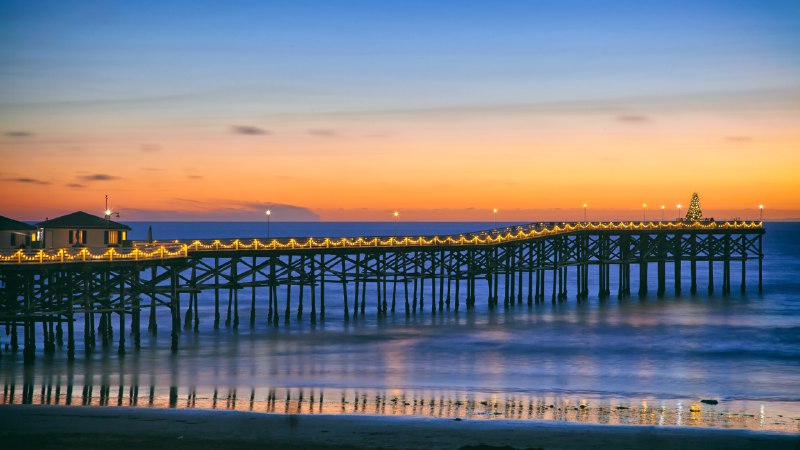 Surf, sand, and SantaChristmas tree at Crystal Pier, Pacific Beach, San Diego, California (© SamAntonioPhotography/Getty Images)