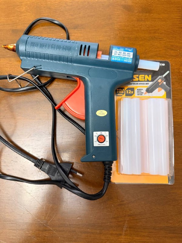 Клеевой пистолет с почти полным набором расходников (одна вставлена). 20 лари. — фото 1