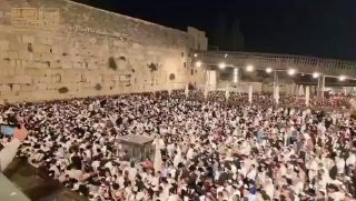 ערוץ קאן העברי: עשרות אלפי מתנחלים ערכו תפילות תלמוד בכיכר חומת בוראק במסגד אל-אקצא.