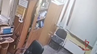 אדם שיכור ללא מכנסיים פרץ לבית ספר והגן על עצמו באמצעות מטף מפני כוח בלתי נראה. התקרית אירעה ברחוב טרובניקו…