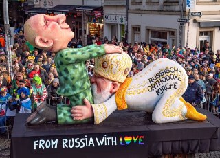 Немецкому скульптору Жаку Тилли в России дали 8,5 лет колонии за карикатуру на Путина и патриарха КириллаБасманный суд Москвы заочно приговорил немецкого скульптора Жака Тилли к 8,5 года колонии, сообщают SOTAvision и Deutsche Welle. По данным СМИ, его при