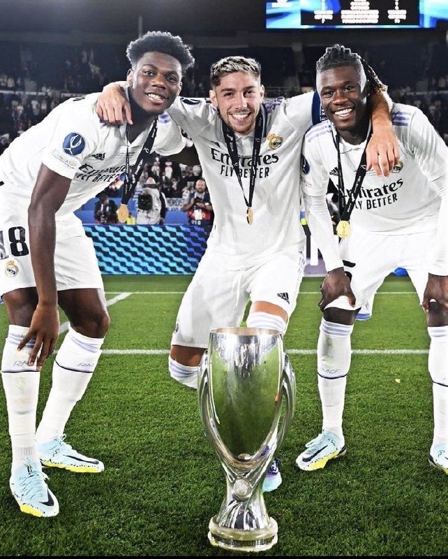 RealMadridCFNews | رئال مادرید سی اف نیوز: 💢 رقابت در بالاترین سطح ممکنآ اس📝 :🔴رقابت برای پست هافبک دفاعی رئال مادرید به نظر میرسد بین اورلین شوامنی، فده والورده