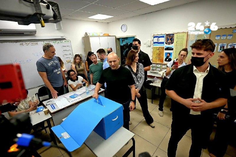 🇮🇱 יו"ר מפלגת ביחד נפתלי בנט מצביע בקלפי ברעננה.