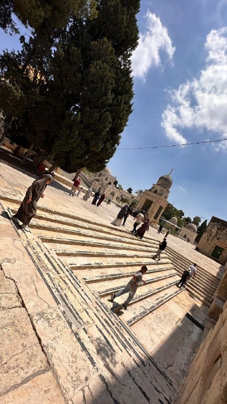 תמונות מסגד אל-אקצא המבורך לפני תפילת צהריים.