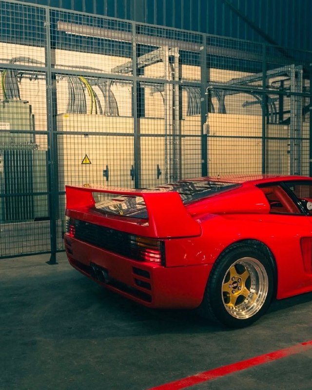 Lotec TT1000 был построен на базе Ferrari Testarossa с применением оригинальных углепластиковых кузо 8