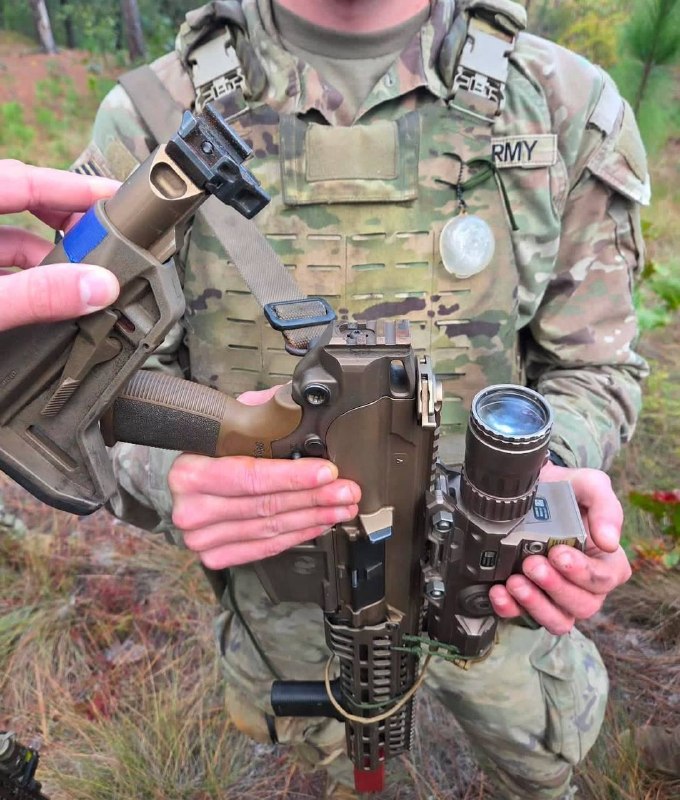 התמונה מציגה את הקת של רובה אוטומטי SIG M7 עם יחידת הרכבה כושלת. דווח כי בורג ההידוק הסטנדרטי M1913 התנתק ל…