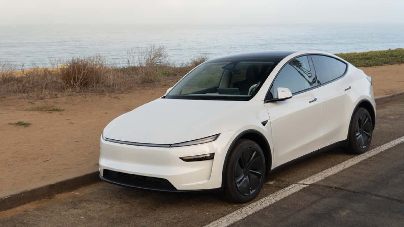 🤔 В мире электромобилей произошло интересное событие! ⚡ Компания Tesla начала п