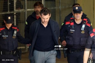 В Каталонии по подозрению в причастности к гибели основателя сети магазинов одежды Mango Исака Андика задержан его сын Джонатан Андик, сообщает El País.Исак Андик погиб в возрасте 71 года 14 декабря 2024 года в результате падения с высоты во время похода в