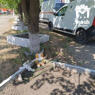 Число погибших в Старобельске увеличилось до 16. Спасатели достали из-под завалов ещё четыре тела.Четверо пострадавших сейчас в реанимации, троих перевели в обычные палаты. Недалеко от разрушенного общежития появился стихийный мемориал — люди оставляют цве