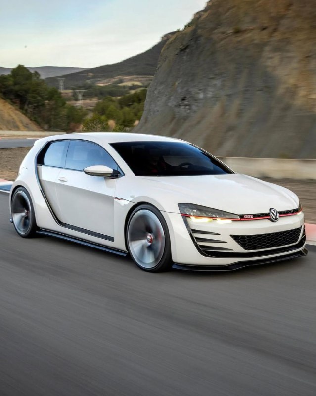 Volkswagen демонстрирует трио старых концепт-каров Golf: W-12, концепт-кар Design и родстер. Все они 8