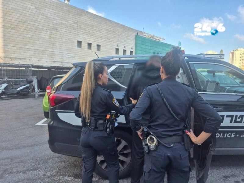 🇮🇱 המשטרה עצרה הבוקר תושב חולון (34) שעל פי החשד יצר קשר מיני עם קטינה (13) וניסה לשדל אותה לבצע מעשים מיניים באמצעות קשר שיצר עמה ברשתות החברתיות; מעצרו הוארך והחקירה נמשכת.