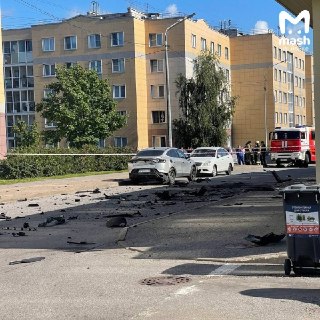 Машина взорвалась в Славянке — очевидцы сообщают о погибшем водителе. Ему оторвало ноги. Сильный взрыв прогремел около 10 утра на Колпинском шоссе у продуктового. На месте работают экстренные службы.😎 Телегу замедляют. Спокойствие, всё прекрасно грузится и