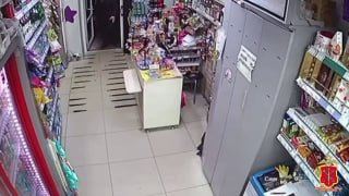 שלושה עבריינים חוזרים הלכו עם מברג לקנות סיגריות, בירה ופרחים הבוקר של ה-28 באוקטובר התברר כאדם עמוס עבור ש…