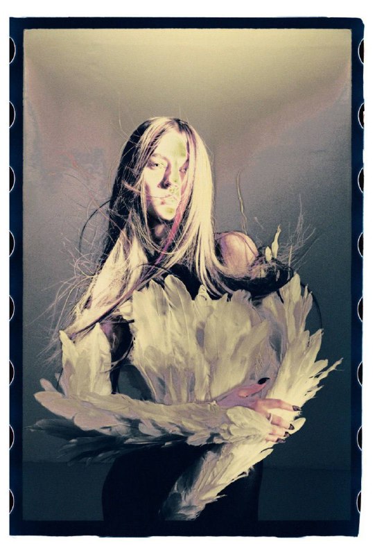 Кадры от Дарьи на пленку Ильи Новикова – топ-гафера фотостудии «Cтанция» К сожалению, их проявили с браком, так что на эту съемку можно посмотреть по-разному, как никто не ожидал 😅Кадры от Дарьи на пленку Ильи Новикова – топ-гафера фотостудии «Cтанция» К сожалению, их проявили с браком, так что на эту съемку можно посмотреть по-разному, как никто не ожидал 😅