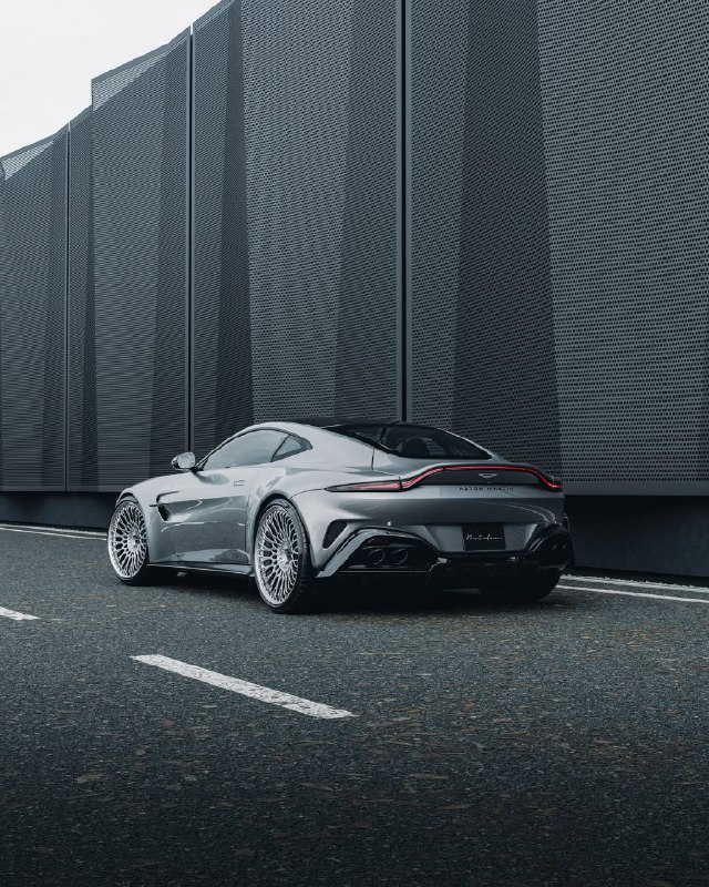 Aston Martin Vantage 2