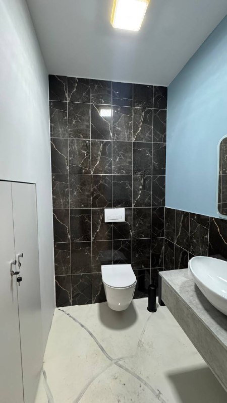 Всё под снос:— арка для малышей;— мрамор вида «каляка-маляка»;— настенные часы и картонные стены;— непонятные выступы;— плитка общественного туалета.Всё под снос:— арка для малышей;— мрамор вида «каляка-маляка»;— настенные часы и картонные стены;— непонятные выступы;— плитка общественного туалета.