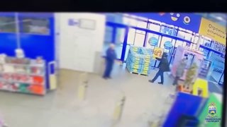 Житель Тюмени украл почти полторы тонны огурцов и 400 килограмм бананов из супермаркетов и продавал их в своем киоске на рынке — пресс-служба МВД По данным полиции, бизнесмен в течение недели приходил в разные магазины, брал гидравлическую тележку для пере