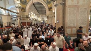 المصلون يؤدون المغرب في الأقصى المبارك