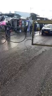קשור בחבל! "...צבירת רכבים של אזרחים לאחר שכוחות ישראל סגרו את הכניסה המזרחית לעיר קלקיליה.