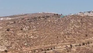 آليات الاحتلال تجرّف أراضي المزارعين في قرية المجد بالخليل