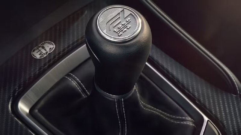 Cadillac выпустил 695-сильный седан в честь Формулы-1 4