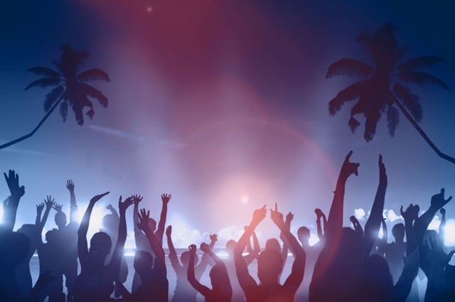 Poolside FM 最夏天的音樂電台，各種 90 年代美式音樂隨機放送
