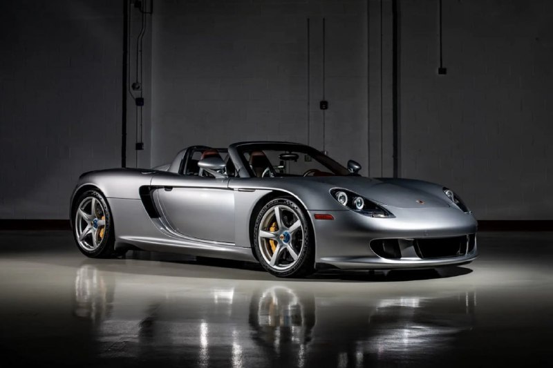 Редчайший 20-летний Porsche Carrera GT с пробегом меньше 1000 км пустят с молотка — за суперкар хотя