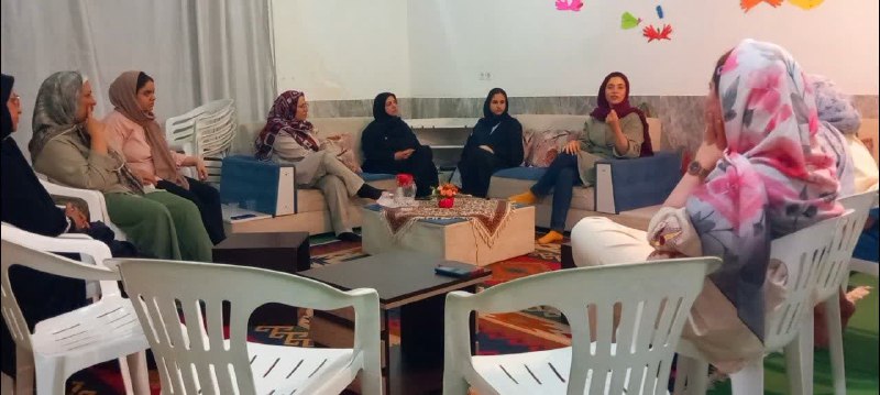 نراق شهر من: 🌱گاهی کتاب و کتابخوانی بهانه‌ای میشود برای کنار هم نشستن، شنیدن، فکر کردن و گفتن از آنچه که تابحال فرصت بیانش را پیدا نک