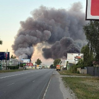 В Киевской области и в Сумах в результате атаки уничтожены сортировочные центры «Новой почты», информация о пострадавших уточняется, сообщают компания и местные власти.В Запорожье атакован ТЦ «Эпицентр», пострадал один человек, сообщают местные власти.